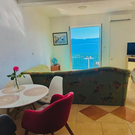 Angenehme In Mit Privatem Parkplatz By Interhome * Komarna