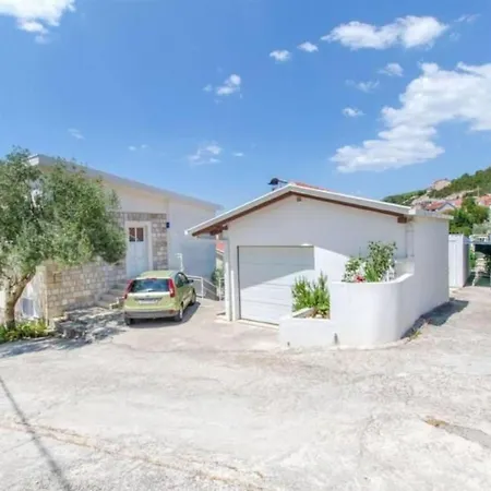 Angenehme In Mit Privatem Parkplatz By Interhome Apartment