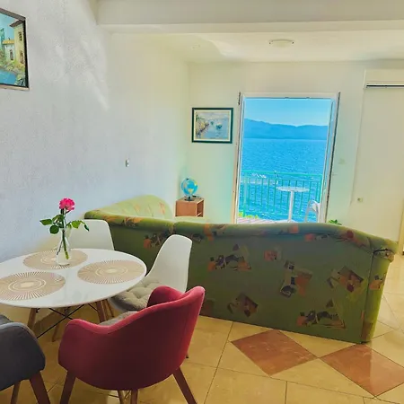 아파트 Angenehme In Mit Privatem Parkplatz By Interhome 코마르나