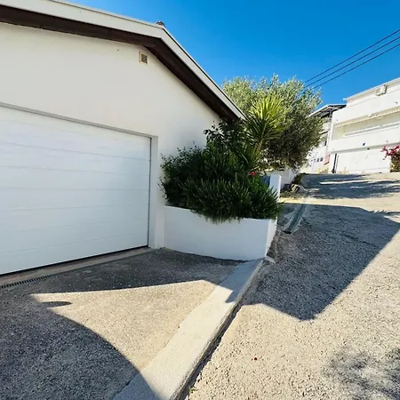 Angenehme In Mit Privatem Parkplatz By Interhome * Komarna