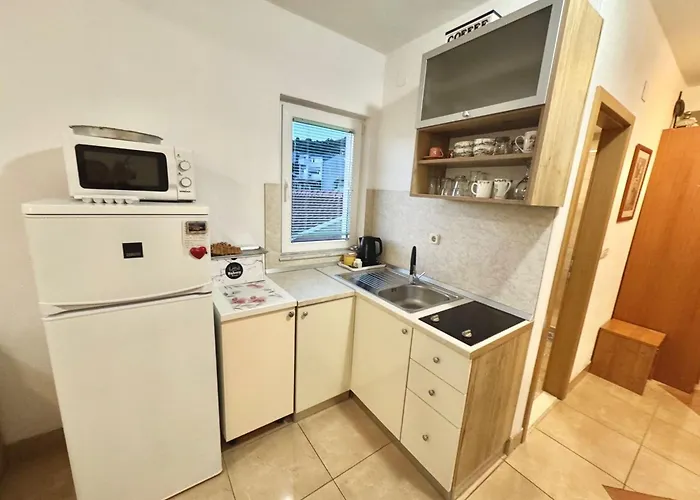 Angenehme In Mit Privatem Parkplatz By Interhome 아파트 코마르나