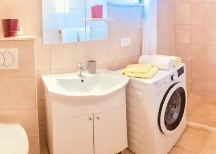 아파트 Angenehme In Mit Privatem Parkplatz By Interhome 코마르나