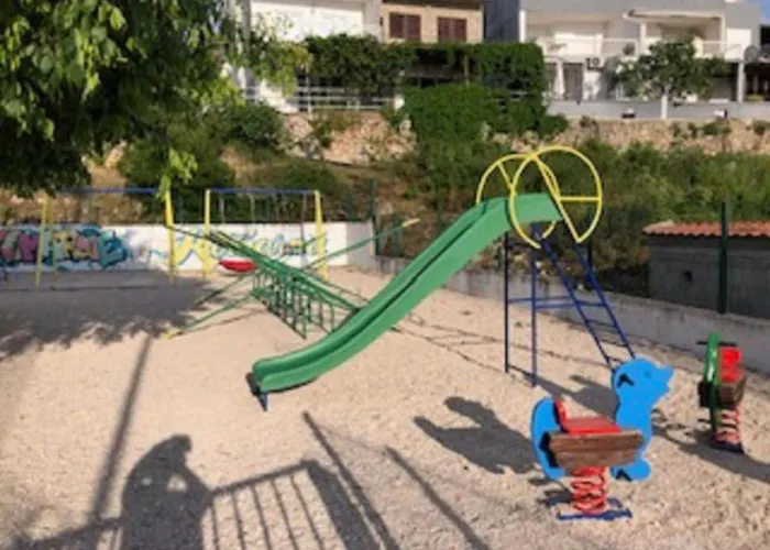 Angenehme In Mit Privatem Parkplatz By Interhome * 코마르나